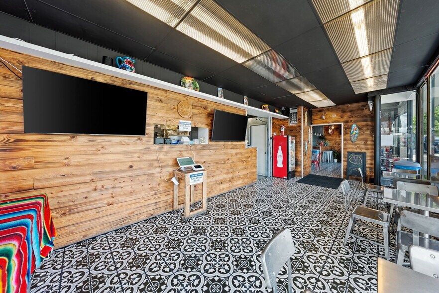 More Photos Of 3102-3104 6th Ave, Tacoma Storefront For Sale