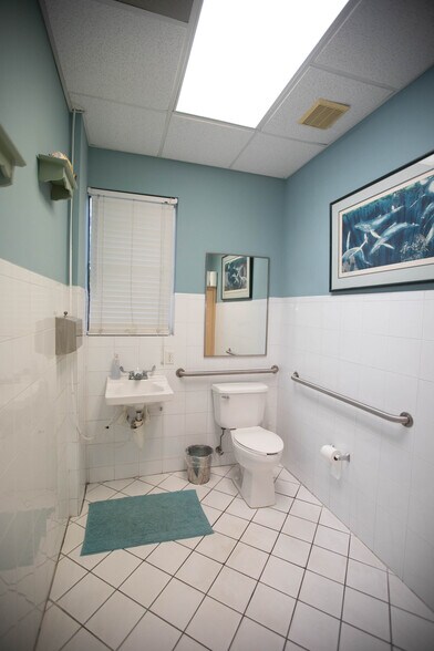 More Photos Of 20770-20776 W Dixie Hwy, Miami Medical For Sale