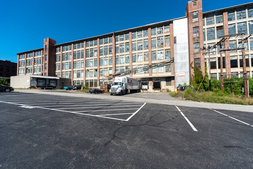 More Photos Of 75 Green St, Clinton Distribution For Sale