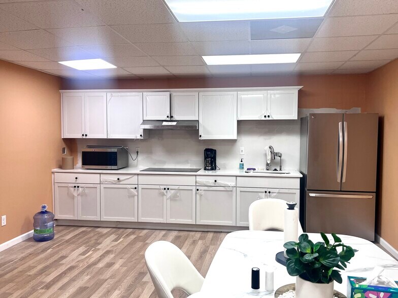 More Photos Of 7410 Sni-A-Bar Rd, Kansas City Manufacturing For Lease