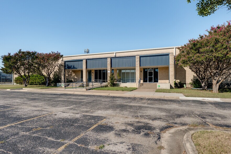 More Photos Of 1169-1171 113th St, Grand Prairie Warehouse For Sale