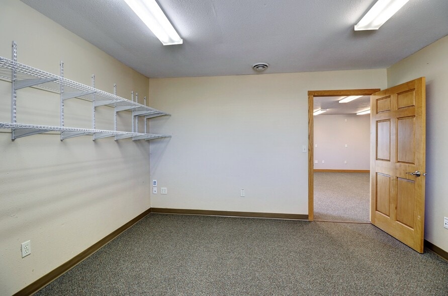 More Photos Of 5402 53rd Ave S, Fargo Auto Repair For Lease