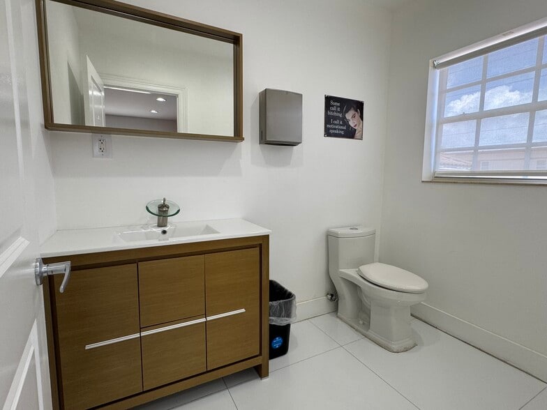 More Photos Of 1040 S Federal Hwy, Hollywood Office For Sale