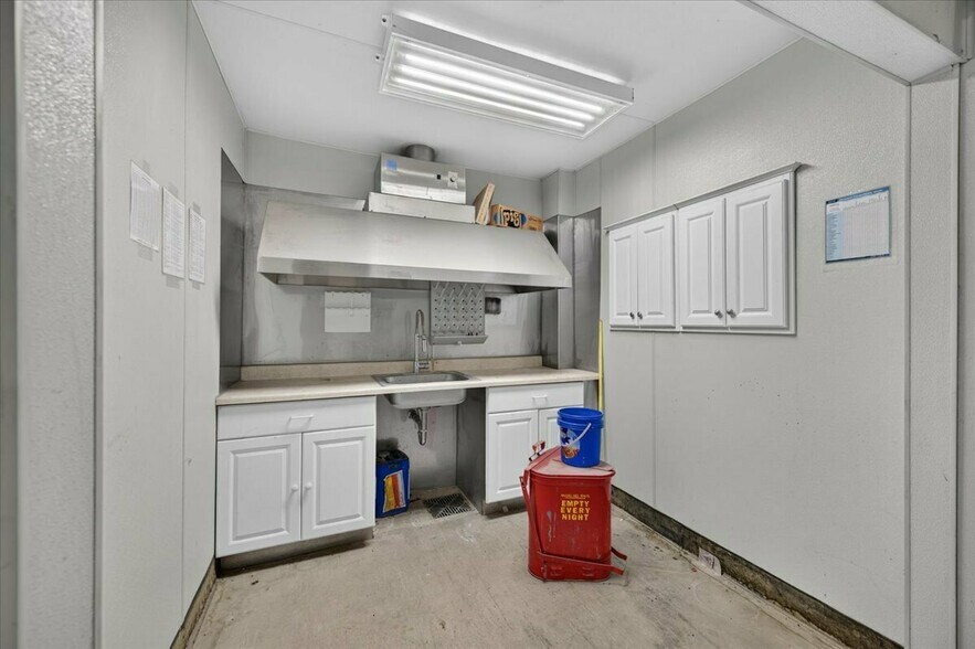More Photos Of 925 M St, Firebaugh Manufacturing For Sale