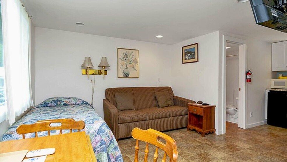 More Photos Of Route 1, Moody Hotel For Sale