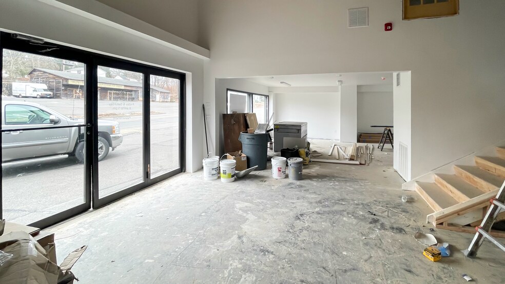 More Photos Of 554 Main St, Oakville Storefront Retail Office For Lease