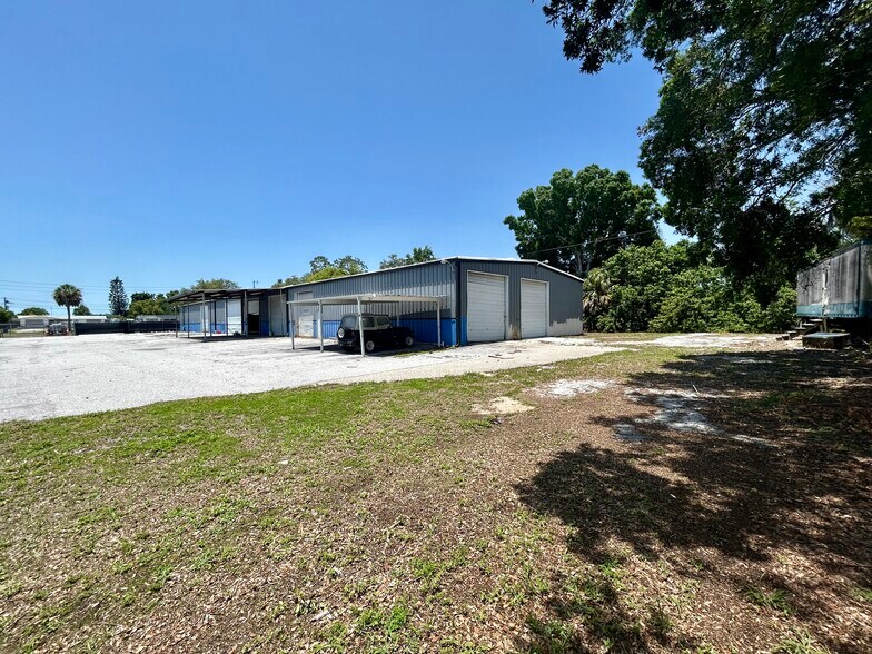 More Photos Of 2300 Grand Blvd, Holiday Flex For Sale