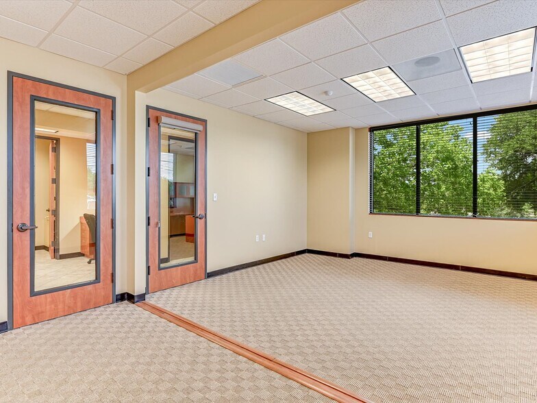 More Photos Of 2806 Flintrock Trace, Lakeway Loft Creative Space For Sale