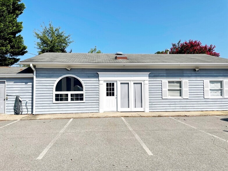 More Photos Of 810 Center St, Apex Warehouse For Lease