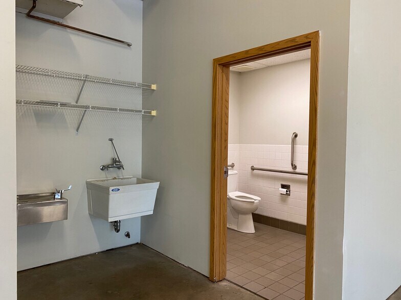 More Photos Of 7600 W 27th St, Saint Louis Park Service For Lease