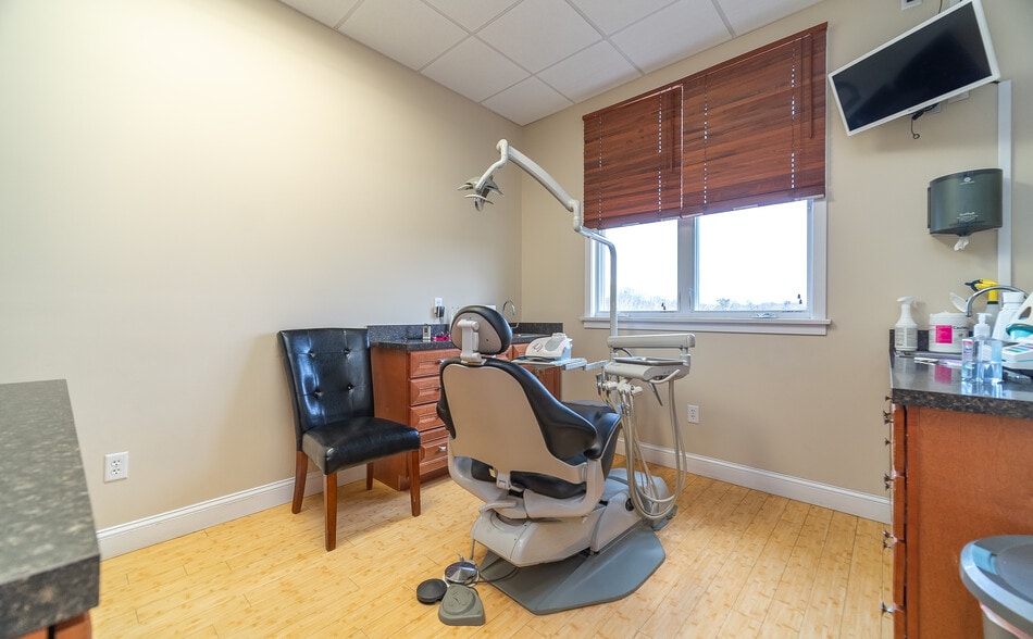 More Photos Of 30 Country Squire Dr, Cromwell Medical For Sale