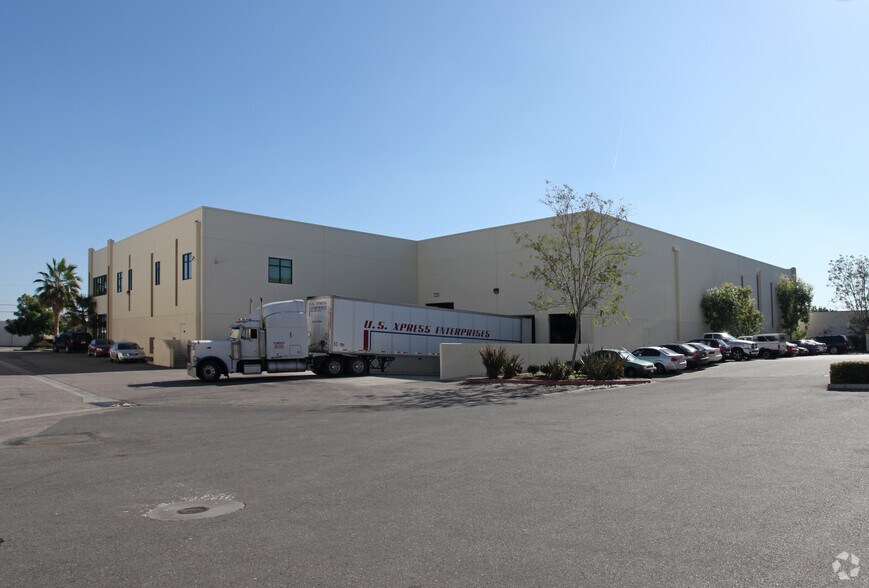 More Photos Of 7711 Hayvenhurst Ave, Van Nuys Warehouse For Lease