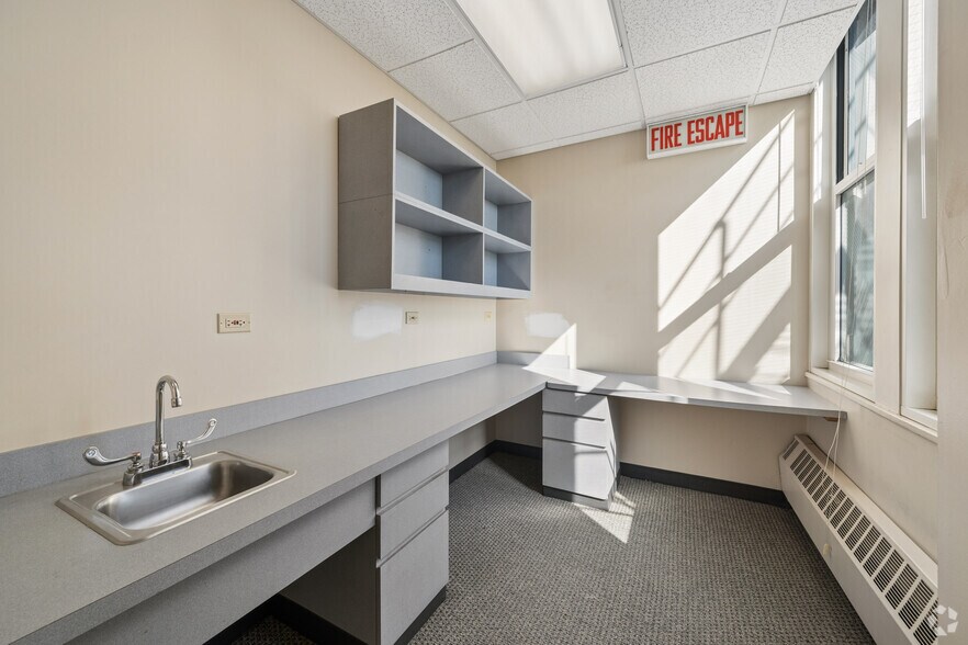 More Photos Of 111 N Wabash Ave, Chicago Office For Sale