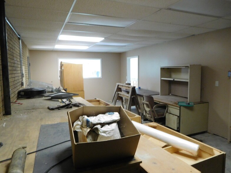More Photos Of 212 Flint St, Clarksburg Service For Lease