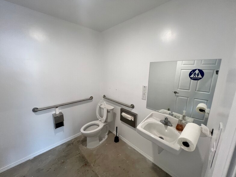 More Photos Of 5870 Jasmine St, Riverside Self Storage For Sale