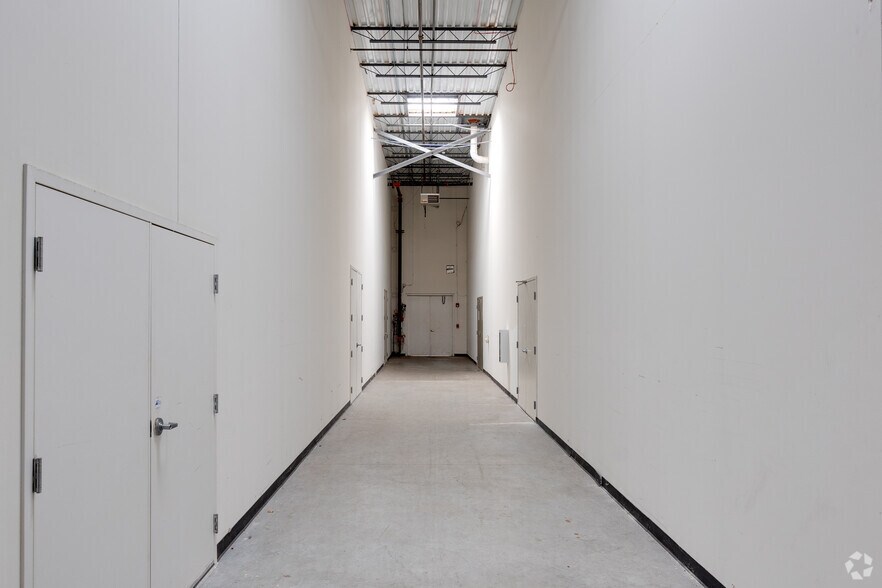 More Photos Of 1585 Beverly Ct, Aurora Warehouse For Lease