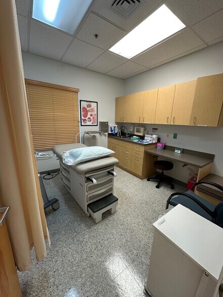 More Photos Of 842 Sunset Lake Blvd, Venice Medical For Lease