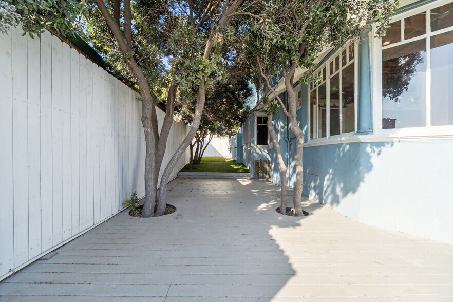 More Photos Of 523 Ocean Front Walk, Venice Storefront Retail Office For Lease