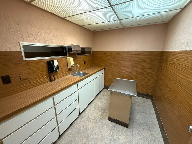 More Photos Of 7184 Alameda Ave, El Paso Veterinarian Kennel For Sale