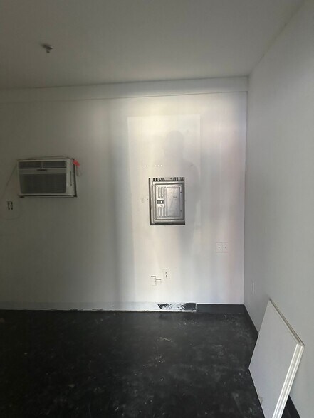 More Photos Of 214 N Goldenrod Rd, Orlando Light Manufacturing For Lease