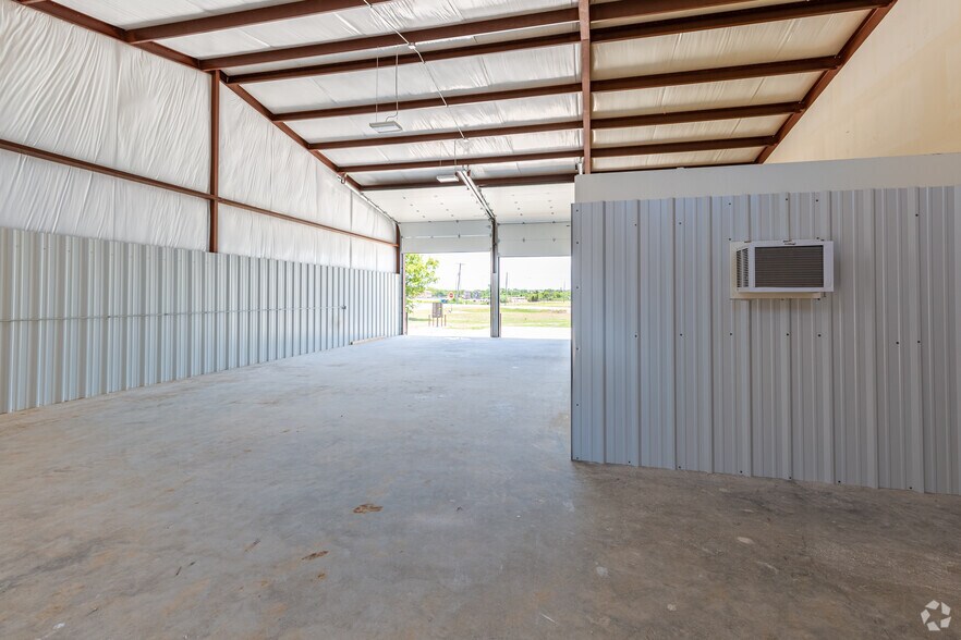 More Photos Of 3912 Williamson Rd, Crowley Unknown For Lease