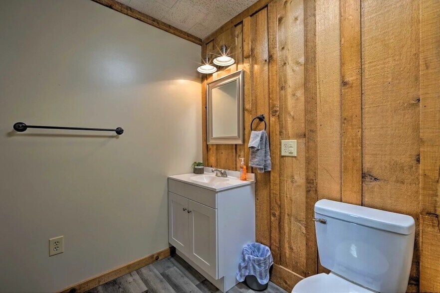 More Photos Of 77 Canada St, Lake George General Retail For Sale