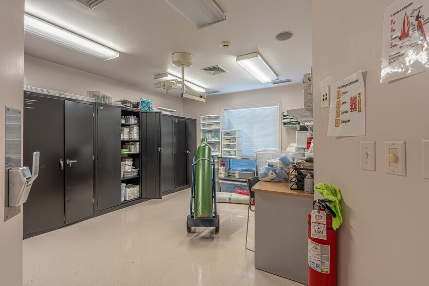 More Photos Of 330 W Frontage Rd, Northfield Medical For Lease