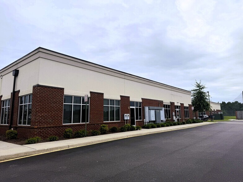 More Photos Of 4720 Puddledock Rd, Prince George Office For Sale