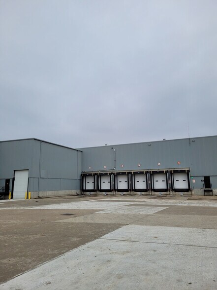 More Photos Of 125 Irwin St, Chatham Warehouse For Lease