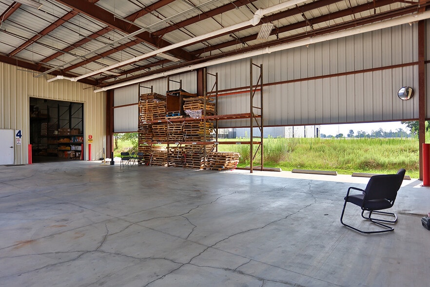 More Photos Of 1209-1215 N FM 3083 Rd E, Conroe Warehouse For Lease