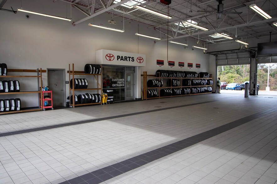 More Photos Of 2136 Sunset Blvd, West Columbia Auto Dealership For Sale