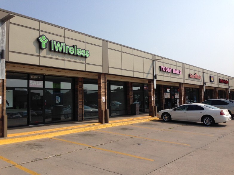 19601984 Grand Ave, West Des Moines, IA 50265 For Lease