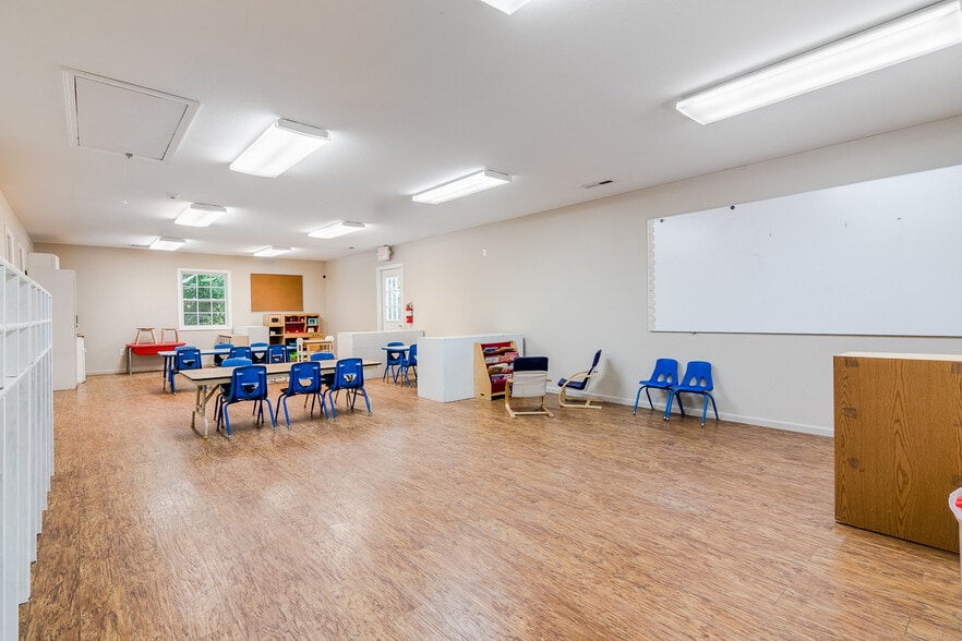 More Photos Of 17656 Old Post Rd, Wamego General Retail For Sale