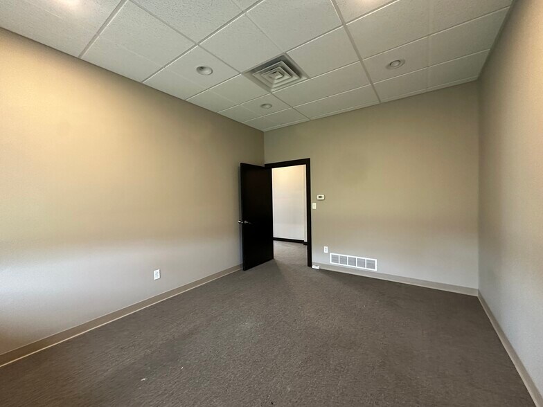 More Photos Of 673 Westbury Dr, Iowa City Storefront Retail Office For Sale