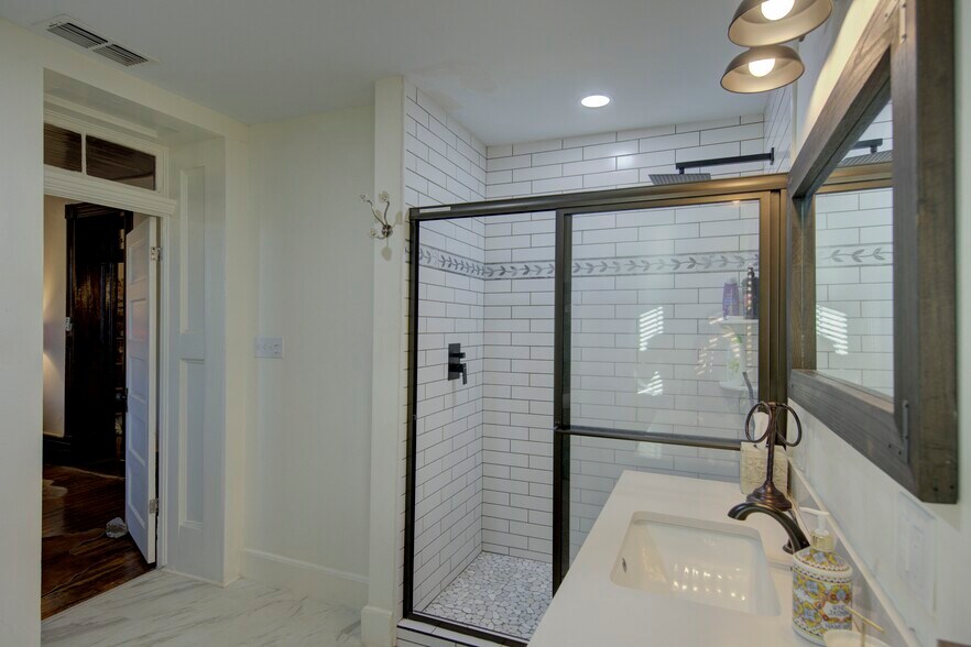 More Photos Of 405 W Avenue E, Alpine Specialty For Sale