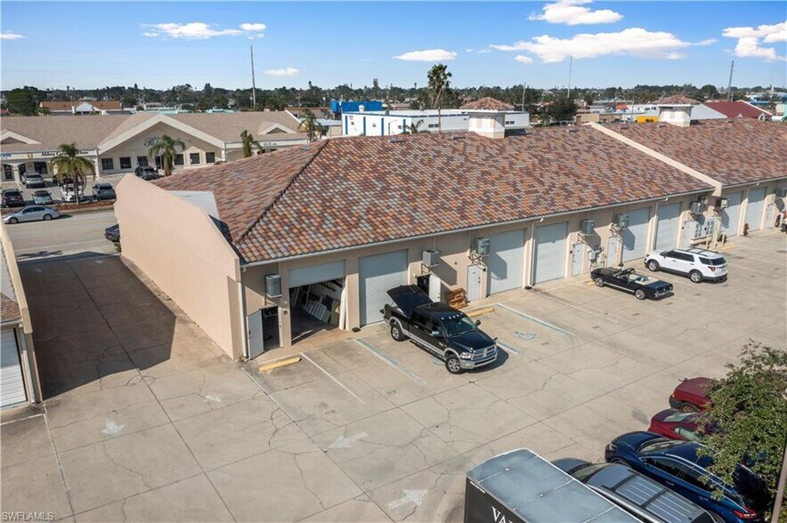 More Photos Of 4519 SE 16th Pl, Cape Coral Light Distribution For Sale