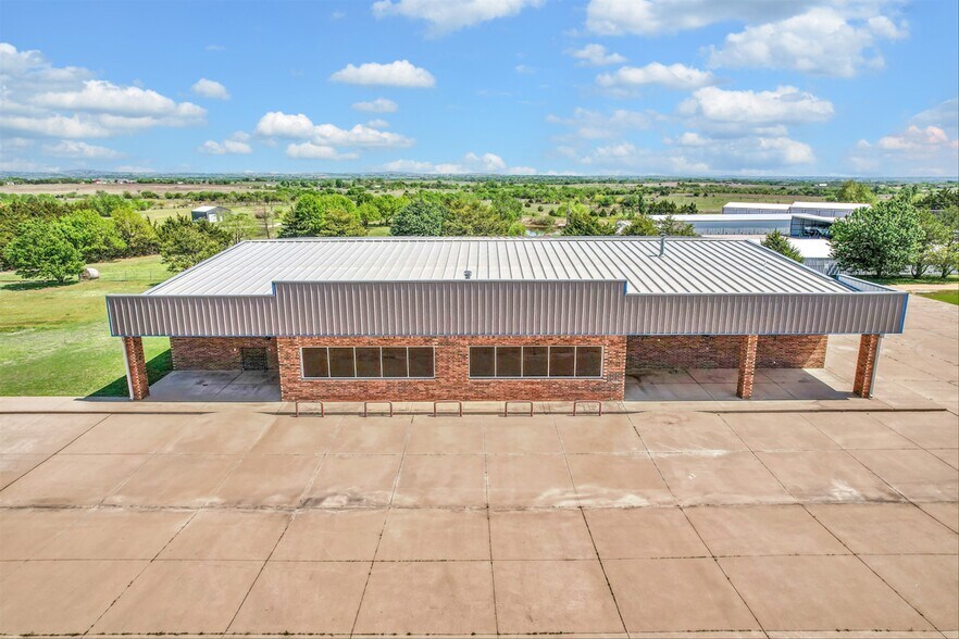 More Photos Of Highway 58, Medicine Park Supermarket For Sale