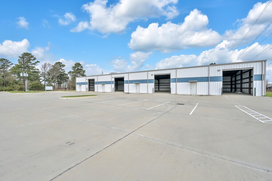 More Photos Of 535 S Persimmon St, Tomball Warehouse For Lease