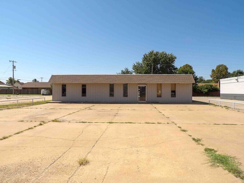 More Photos Of 400 E Jack Choate Ave, Hennessey Office For Sale