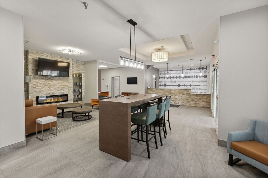 More Photos Of 126 Expressway Dr, Manchester Hotel For Sale