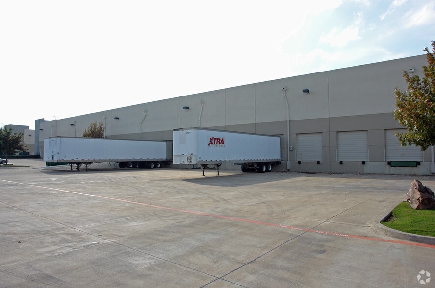 More Photos Of 700 Freeport Pky, Coppell Warehouse For Lease
