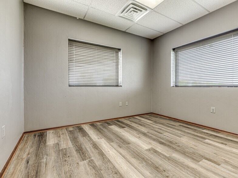 More Photos Of 4900 S Rockwell St, Oklahoma City Warehouse For Lease