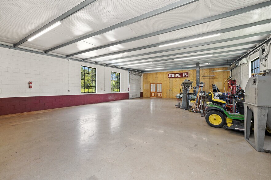 More Photos Of 404 Nugent ave, Johnson City Flex For Sale