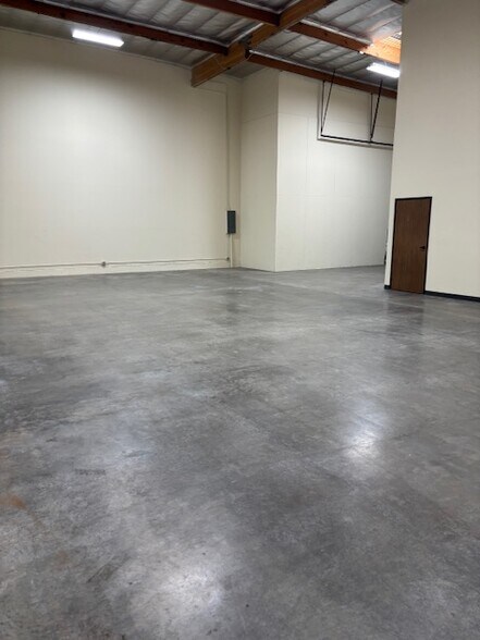 More Photos Of 11135 E Rush St, South El Monte Manufacturing For Lease