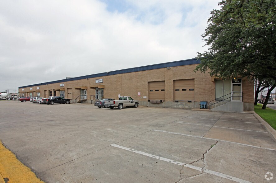 More Photos Of 3511-3539 Irving Blvd, Dallas Light Distribution For Lease