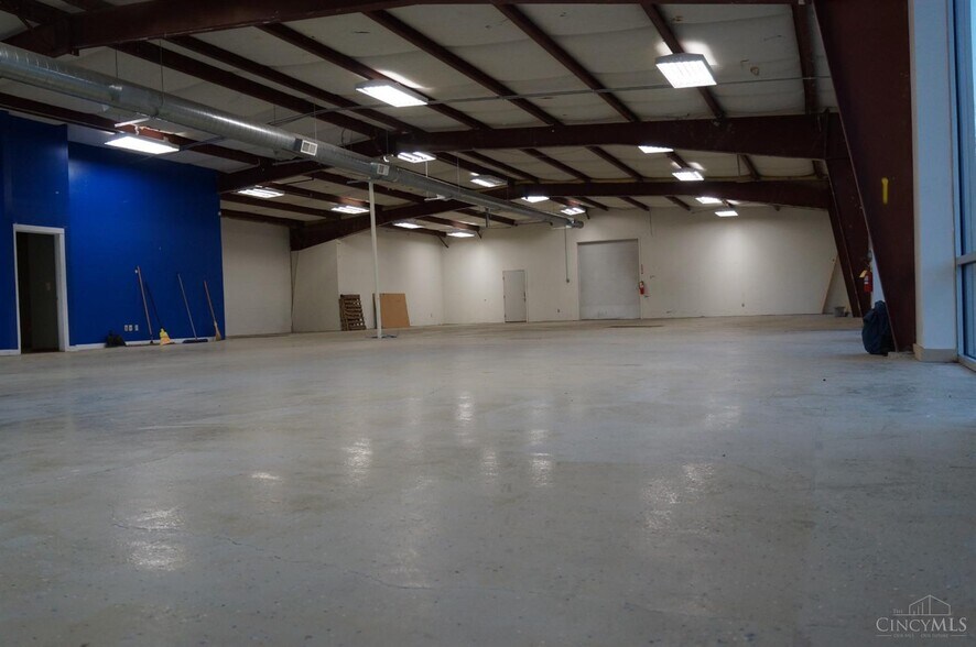 More Photos Of 885 Ohio Pike, Cincinnati Showroom For Lease