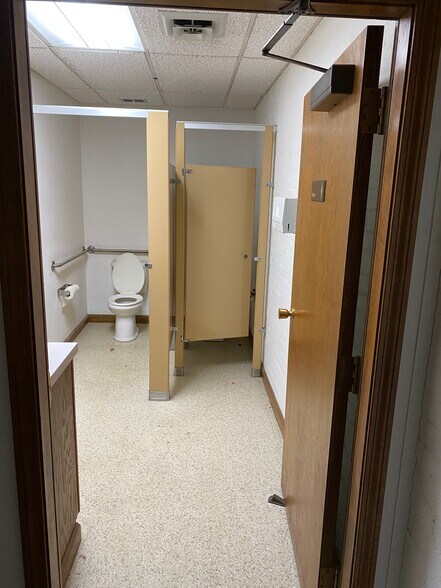 More Photos Of 110 W Walnut St, Kokomo Office For Sale