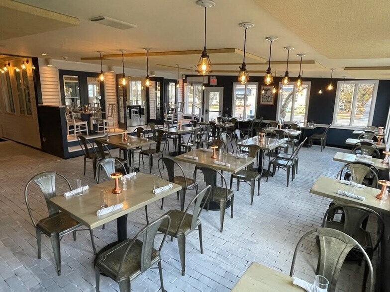 More Photos Of 17 S Edison St, Montauk Freestanding For Lease