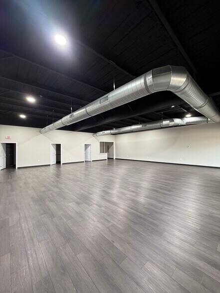 More Photos Of 2406 W Walnut St, Garland Storefront Retail Office For Lease