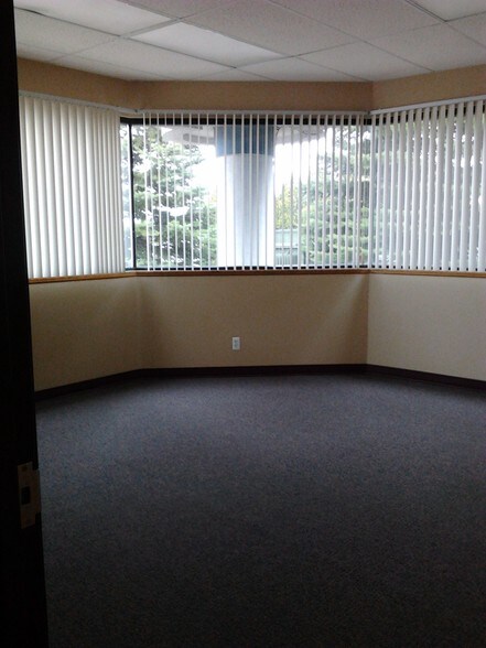 More Photos Of 5402 Gateway Ctr, Flint Office For Lease